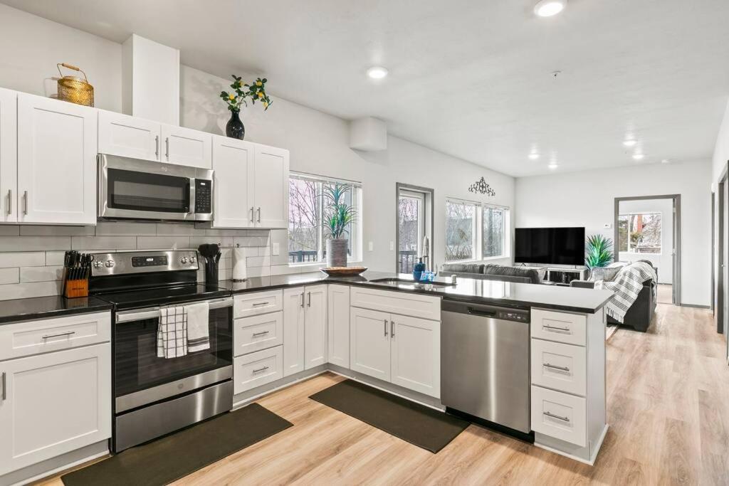 Spacious New 2 Bed 2 Bath Apt By Downtown スポーケン エクステリア 写真