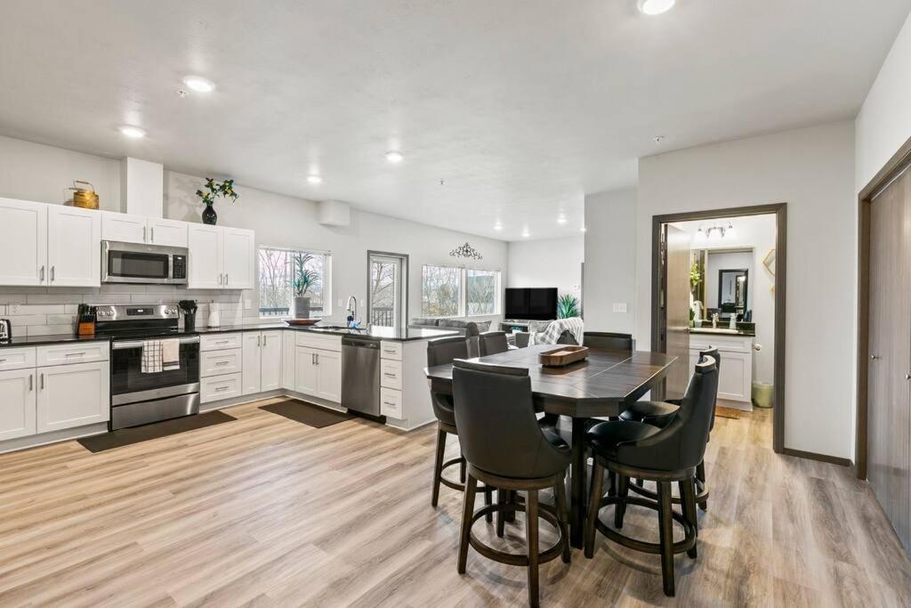 Spacious New 2 Bed 2 Bath Apt By Downtown スポーケン エクステリア 写真