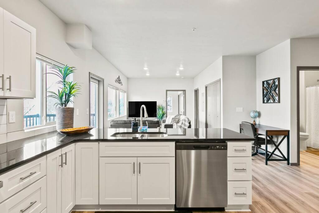 Spacious New 2 Bed 2 Bath Apt By Downtown スポーケン エクステリア 写真